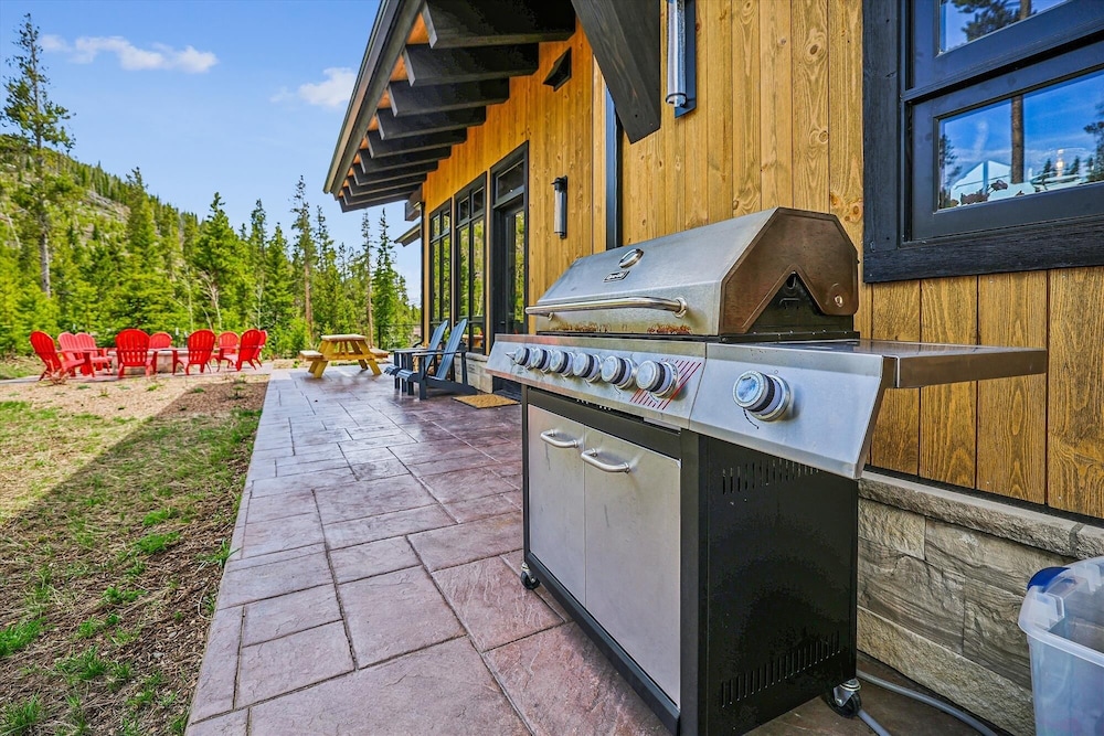 The Crowne Summit 6 Bedroom Home