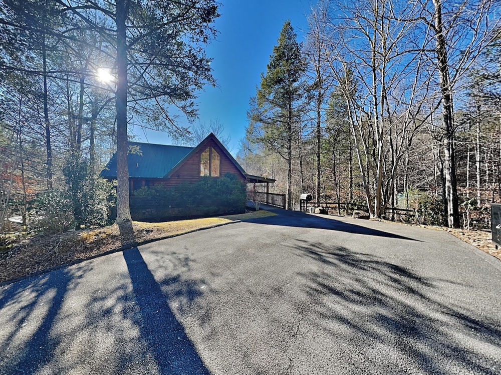 Smoky Bear Hideaway by Jackson Mountain Rentals