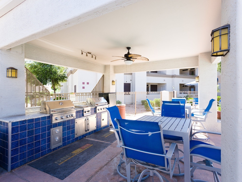 Solace - Community Pool & Gym -walk to Restaurants