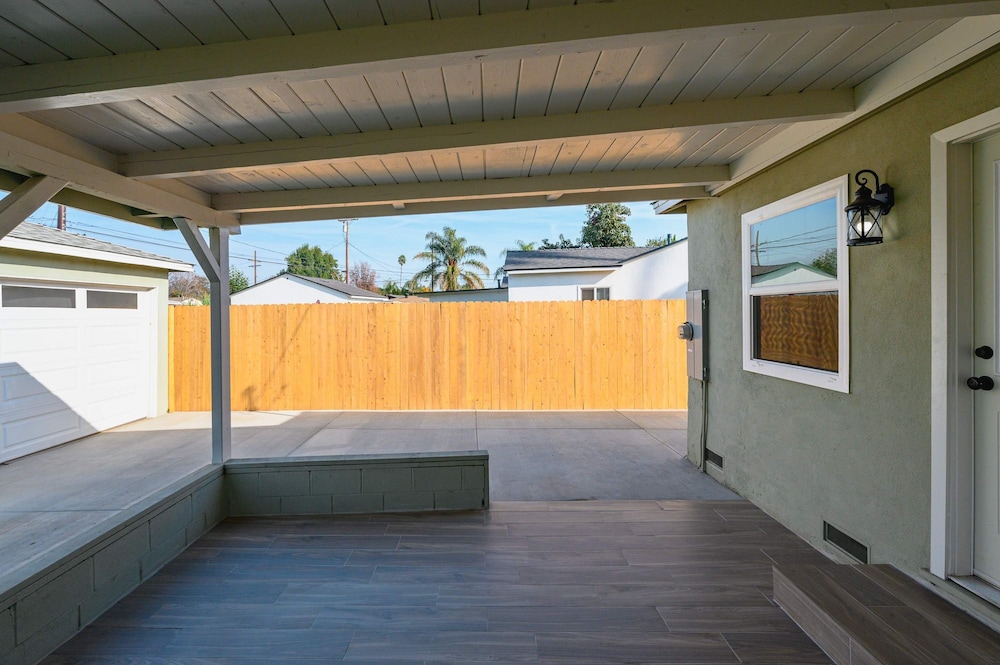 Luxury Modern Retreat w Spacious Yard Premium Comfort