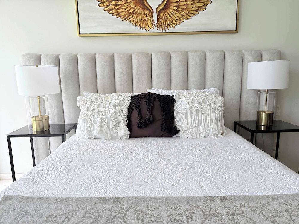 Luxury 2BR Bolongo Ocean View Private Beach
