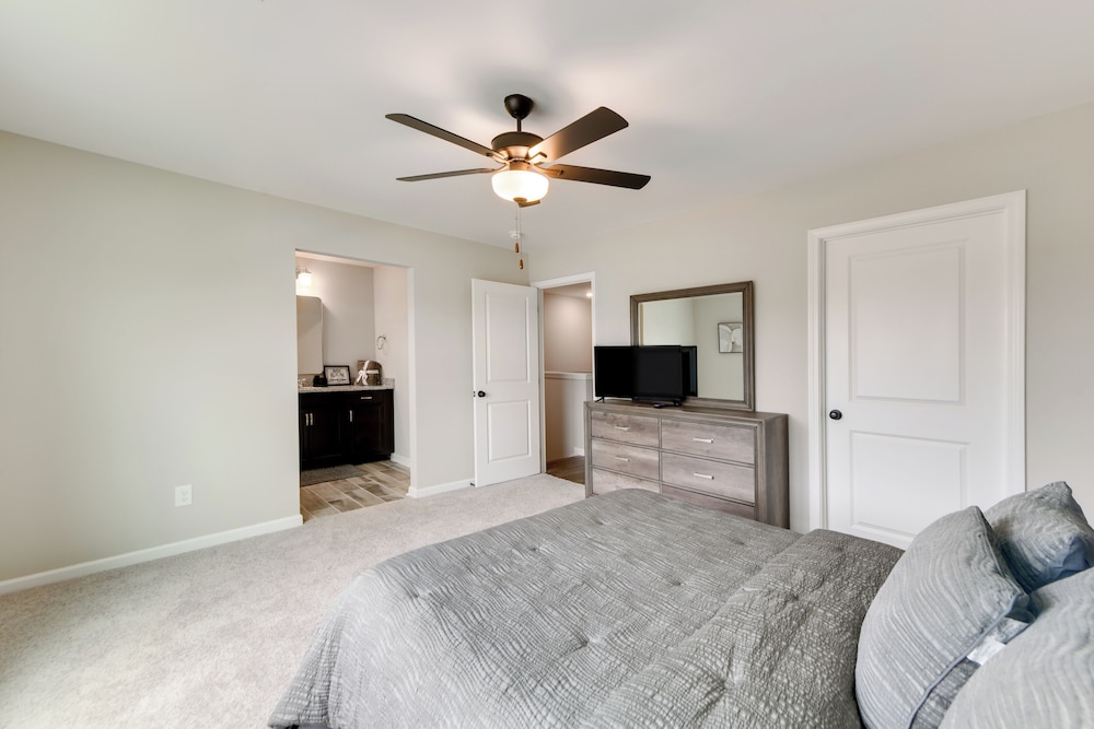 5 Mi to Auburn University: Sleek Townhome w/ Patio