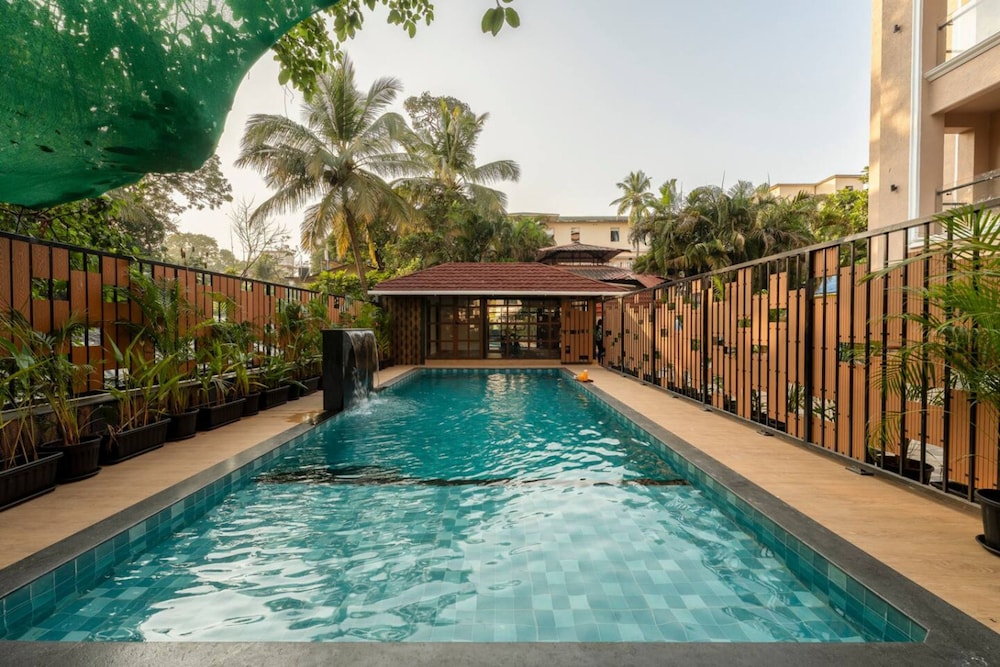 Modern 1BR With Pool 5min Drive to Candolim Beach