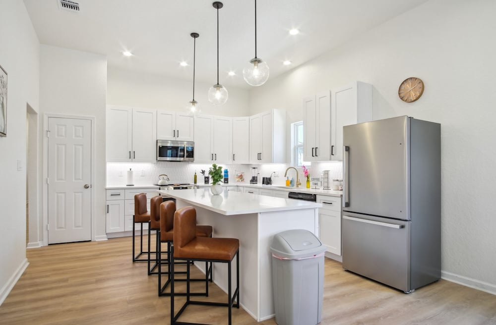 Sleek 4br/3ba Urban Living w/ Downtown Views!