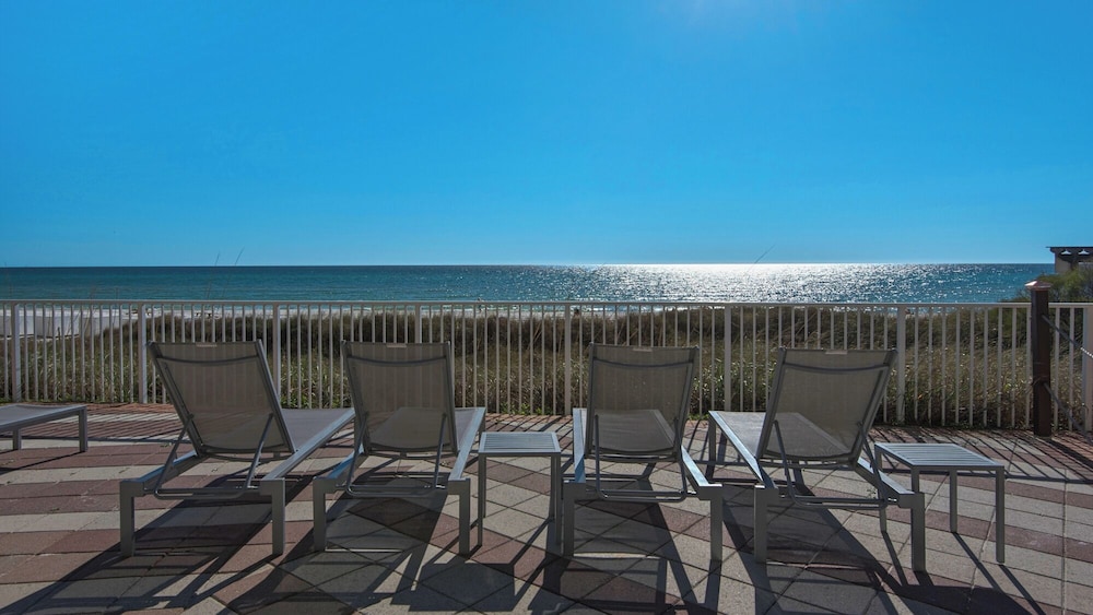 Beachfront Corner Unit w/ Wrap-around Balcony, Close to Attractions!