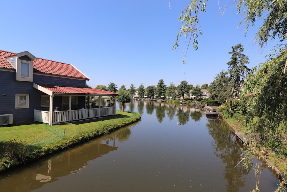 Bungalow in South Holland by the Water