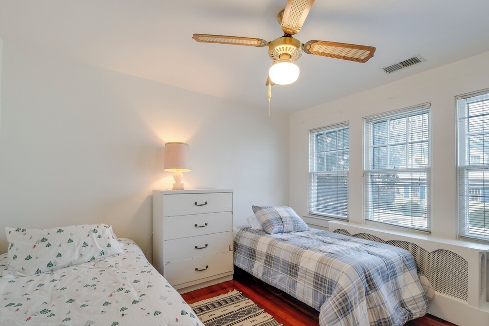 1 Mi to East Falls Station: Home w/ Office!