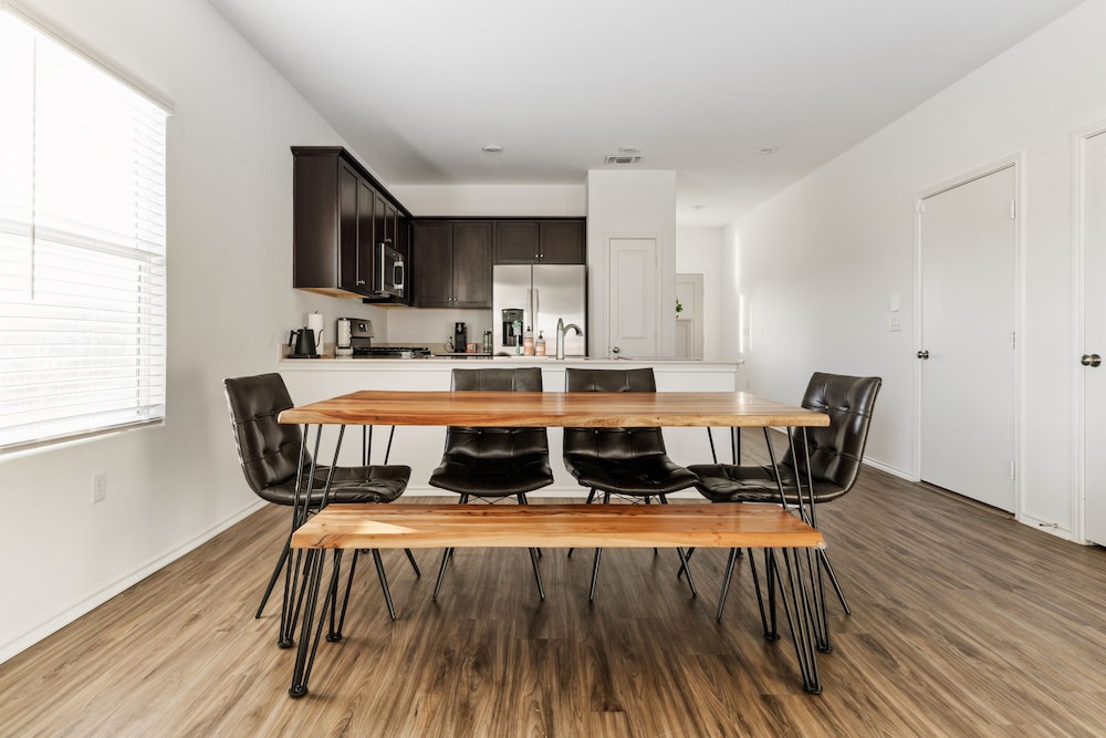 Austin Getaway: Come, Stay, And Play! 4 Bedroom Home by RedAwning - Image 1