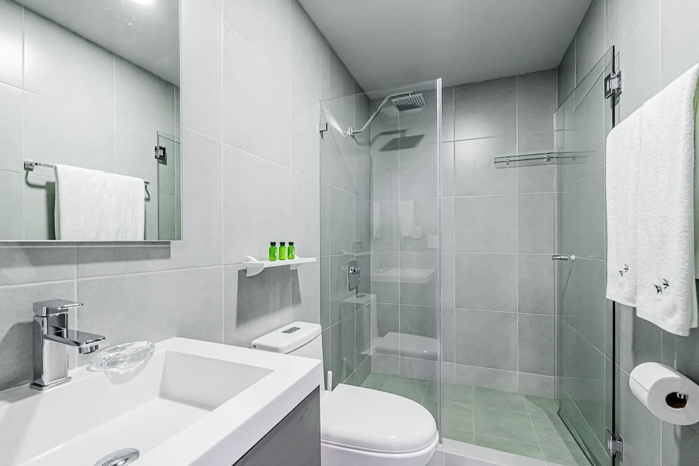w Modern 2BR w Great Deco in Centriqo