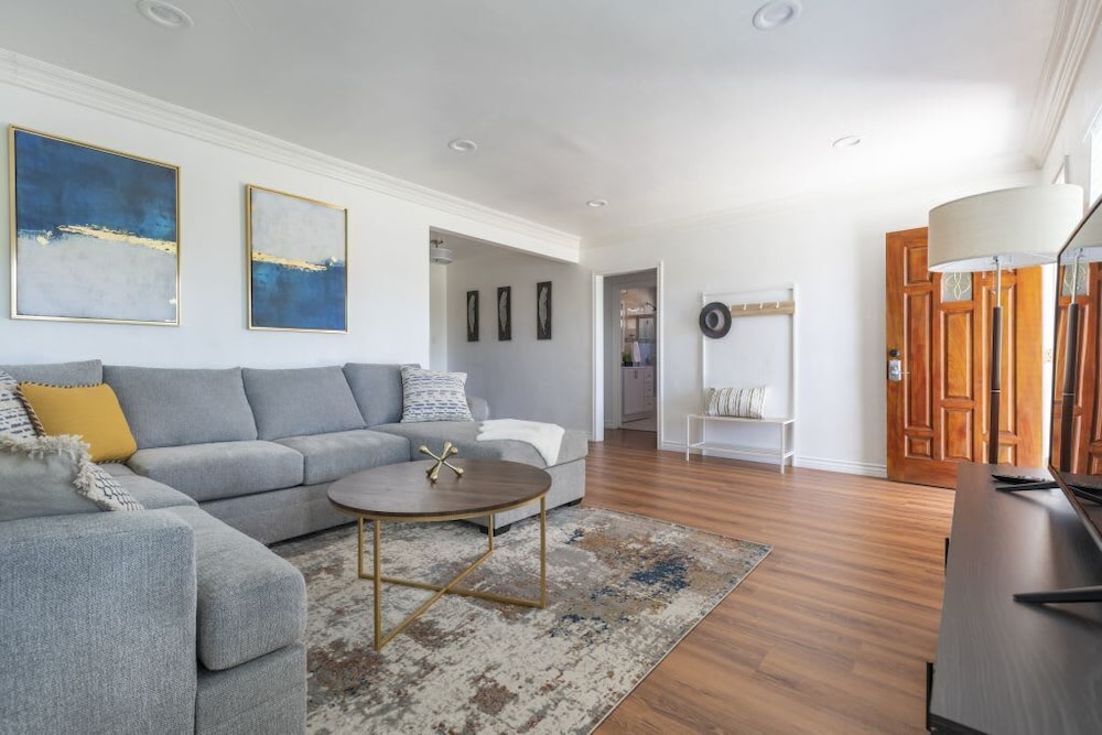 Charming Spacious Home - Modern Comforts, Prime Location