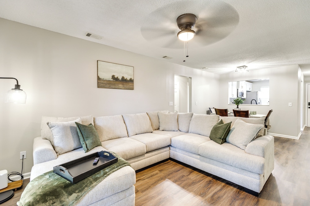 2 Mi to Fort Stewart: Modern Hinesville Haven