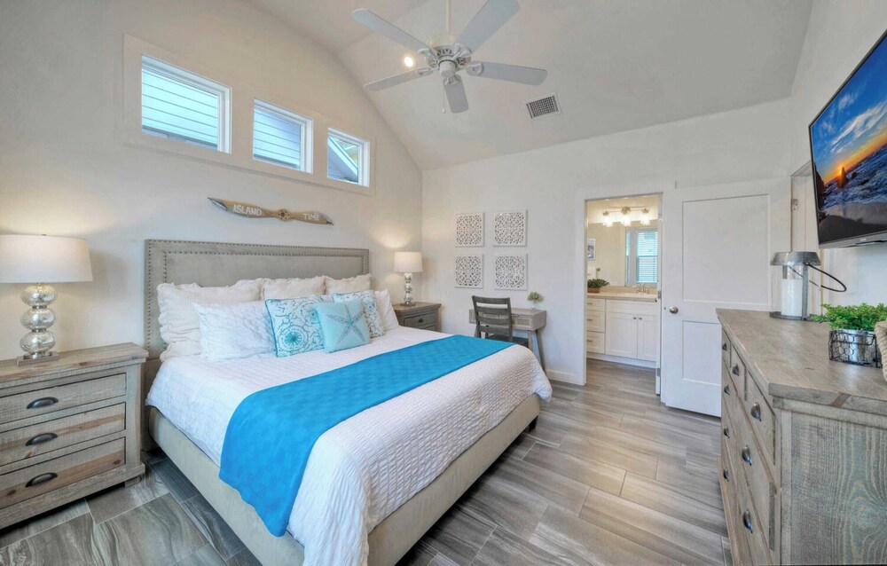 2 Homes in Old Town by Avantstay Sleeps 19, Pool, Newly Built Walk to Eats, Music, & More