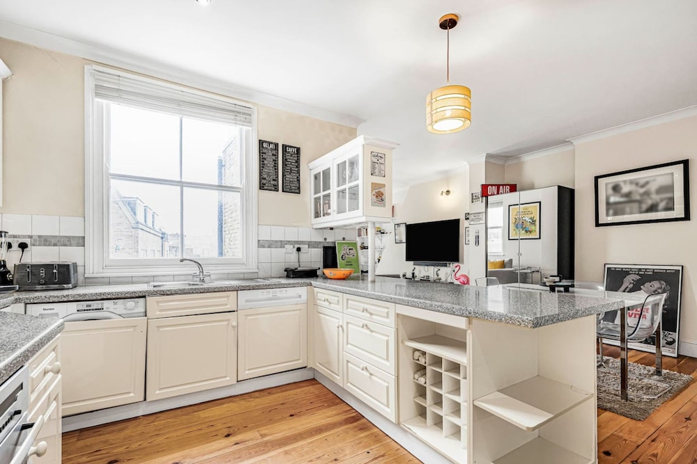 Elegant 1BR Apartment in Kensington With Balcony