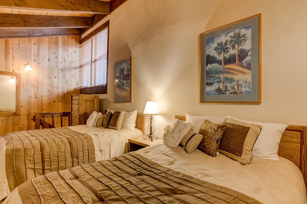 Lakeland Village - Walk to the Beaches of Lake Tahoe!