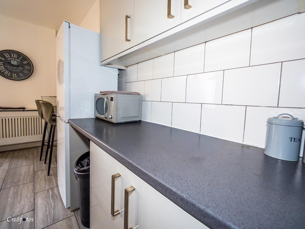 Ensuite3 Woodhouse private bath 2kitchen