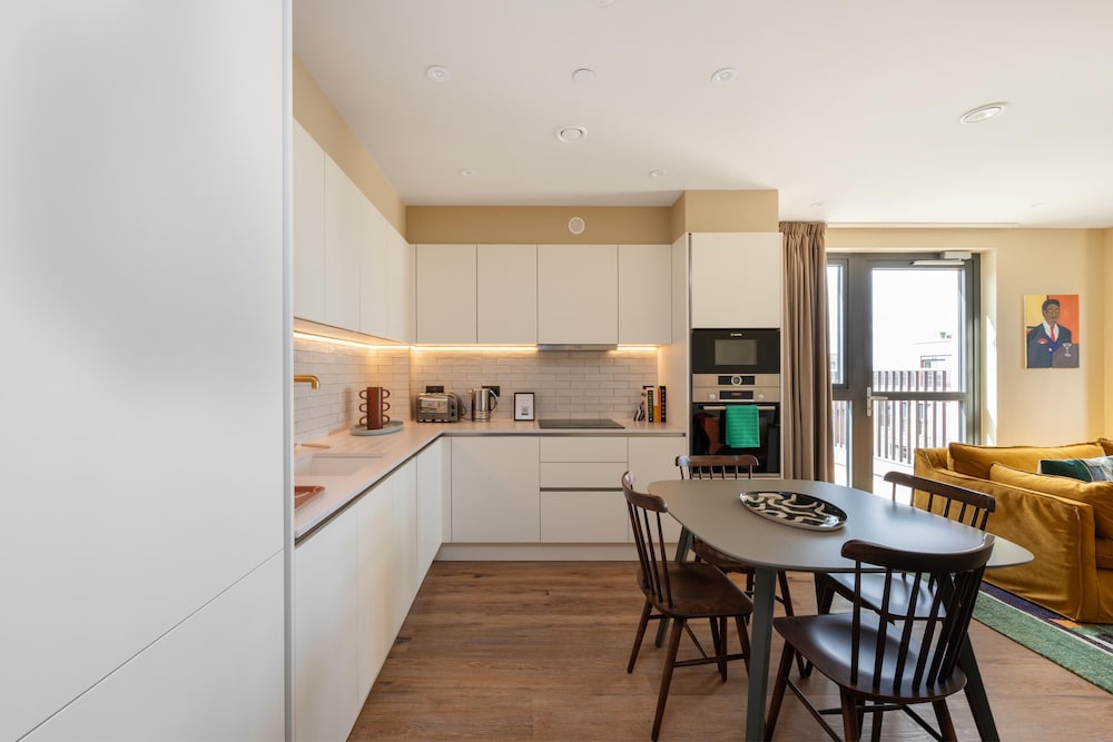 Chic Urban Flat With Rooftop Access