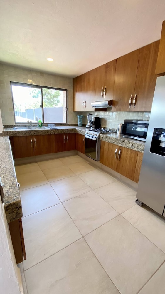 Modern LUX Ajijic 2 Bed Home -fantastic Location -bikes - Gym - Pickleball Court