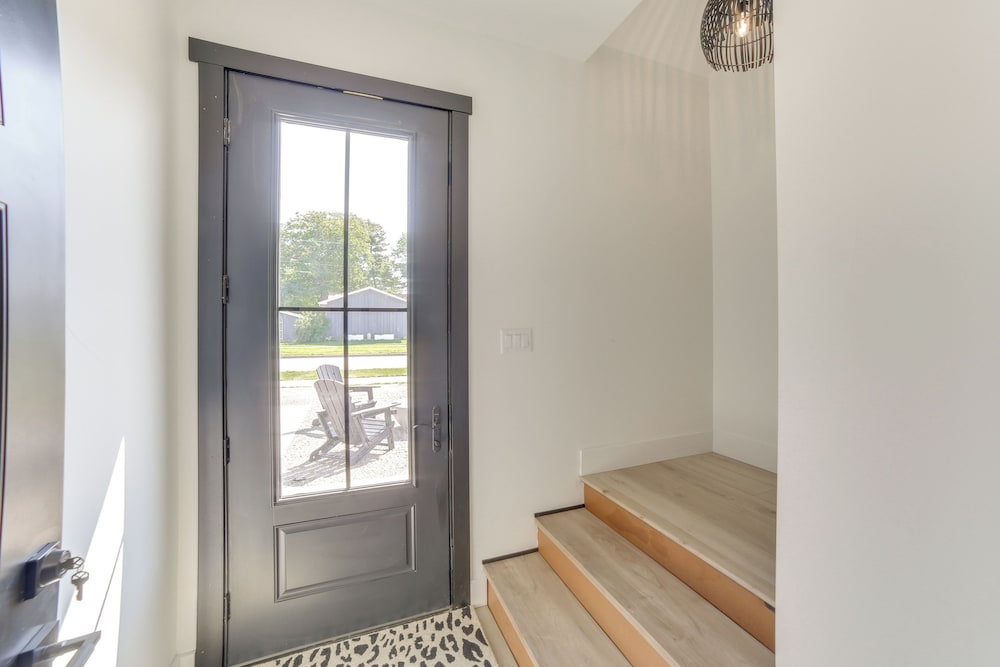 Walk to Waterfront: Michigan Retreat w/ Game Room