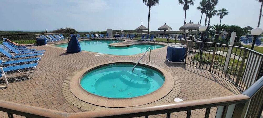 Beachfront Hotspot - New Furnishings - Pool - 1st Floor
