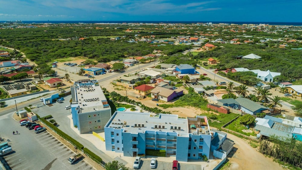 Ground Level Condo 2BR 2BA w Pool Access Gym