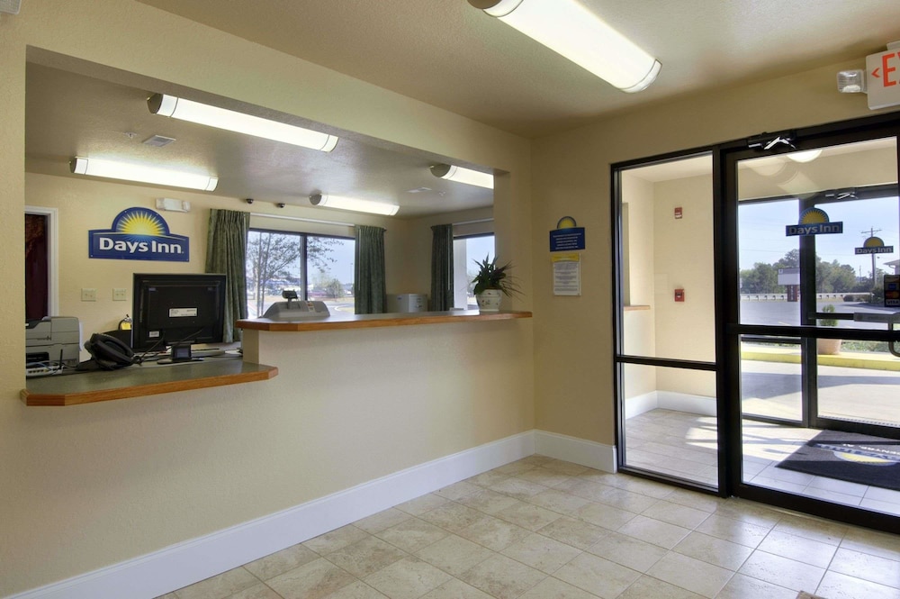 Days Inn by Wyndham Centre - Property Image 1
