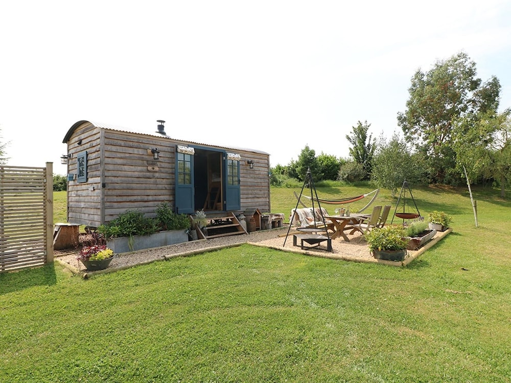 Shepherds Hut-wellnessspa-woodburner- Hottub-wifi