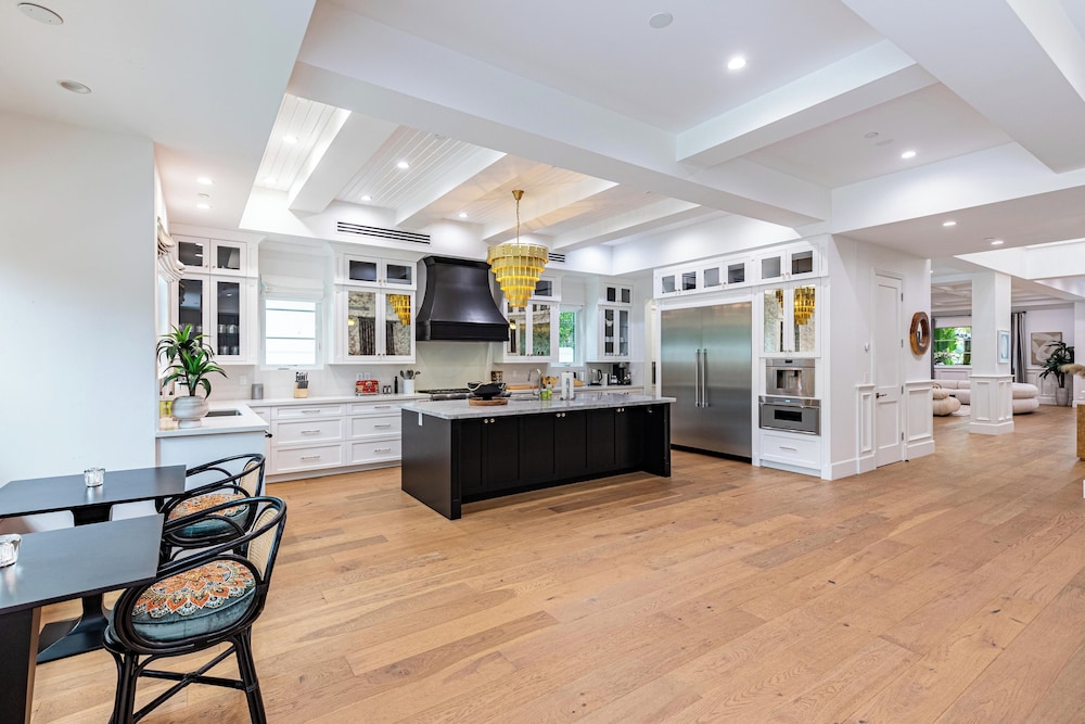 Otis Ave - Modern Farmhouse Retreat w/ Pool, Spa & Luxe Interiors