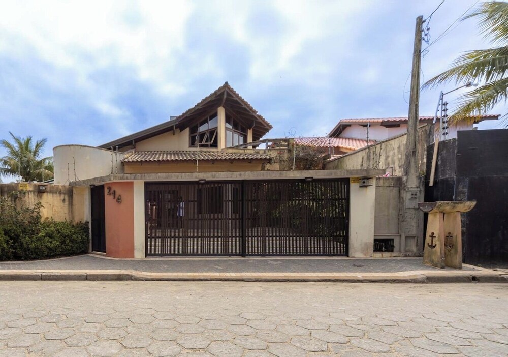 Casa com rea Gourmet e Quintal a 200 m da Praia