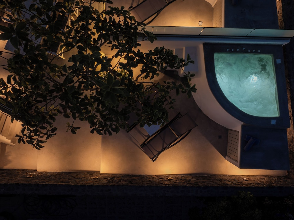 Yiota Collection 4 Suites & 4 Prive Jacuzzi photo 5