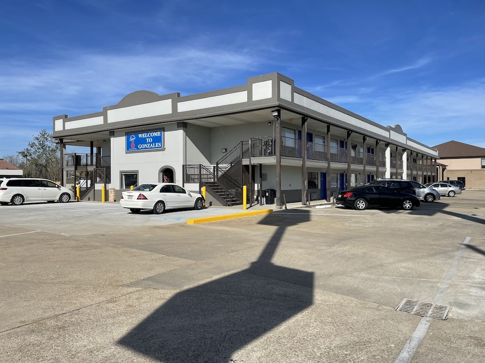 Days Inn by Wyndham Gonzales