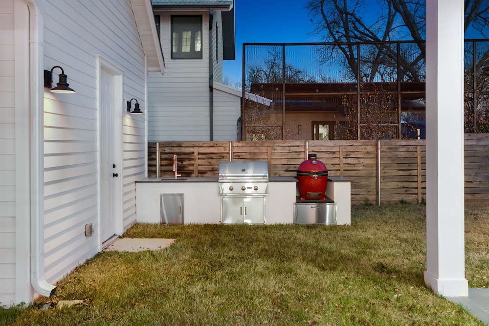 Gated 5 Bedroom Walkable to East Austin - Image 3