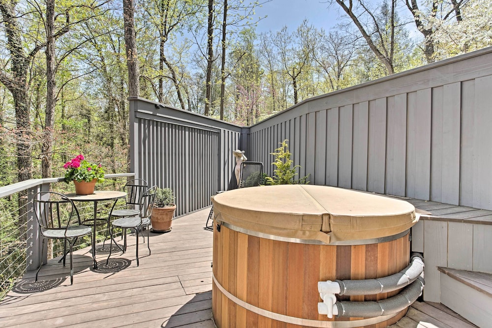 Enchanting Tryon Home w/ Hot Tub ~ 14 Mi to Tiec! view 4