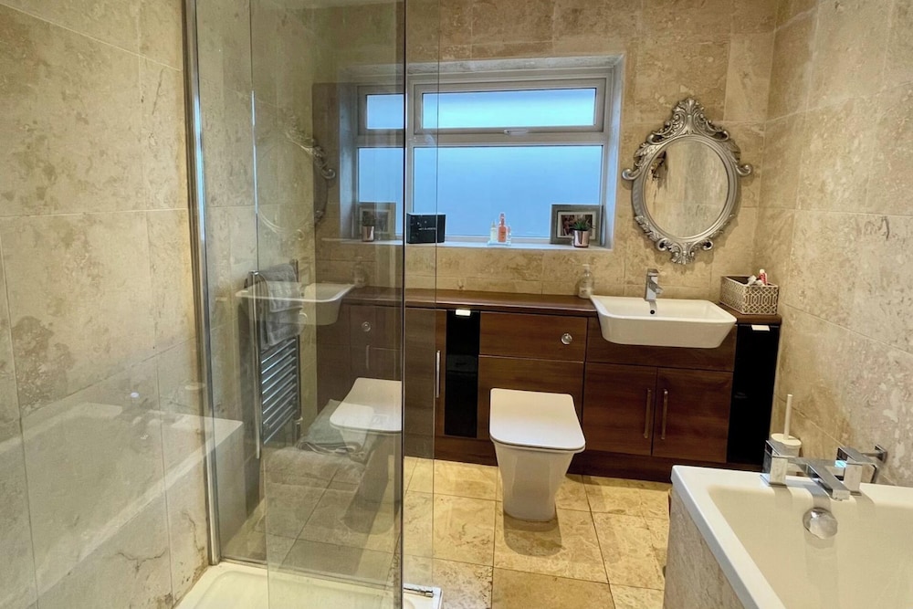 4 Bedroom House, Sleeps 8- Hot Tub, Pets, Parking