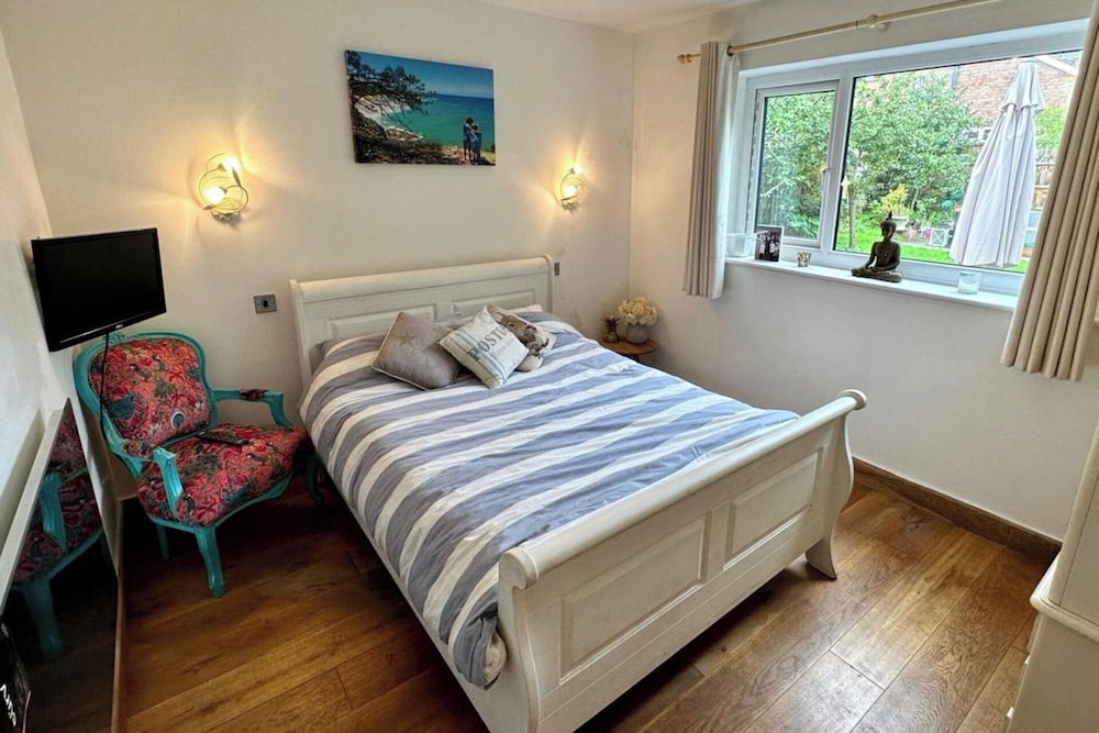 4 Bedroom House, Sleeps 8- Hot Tub, Pets, Parking