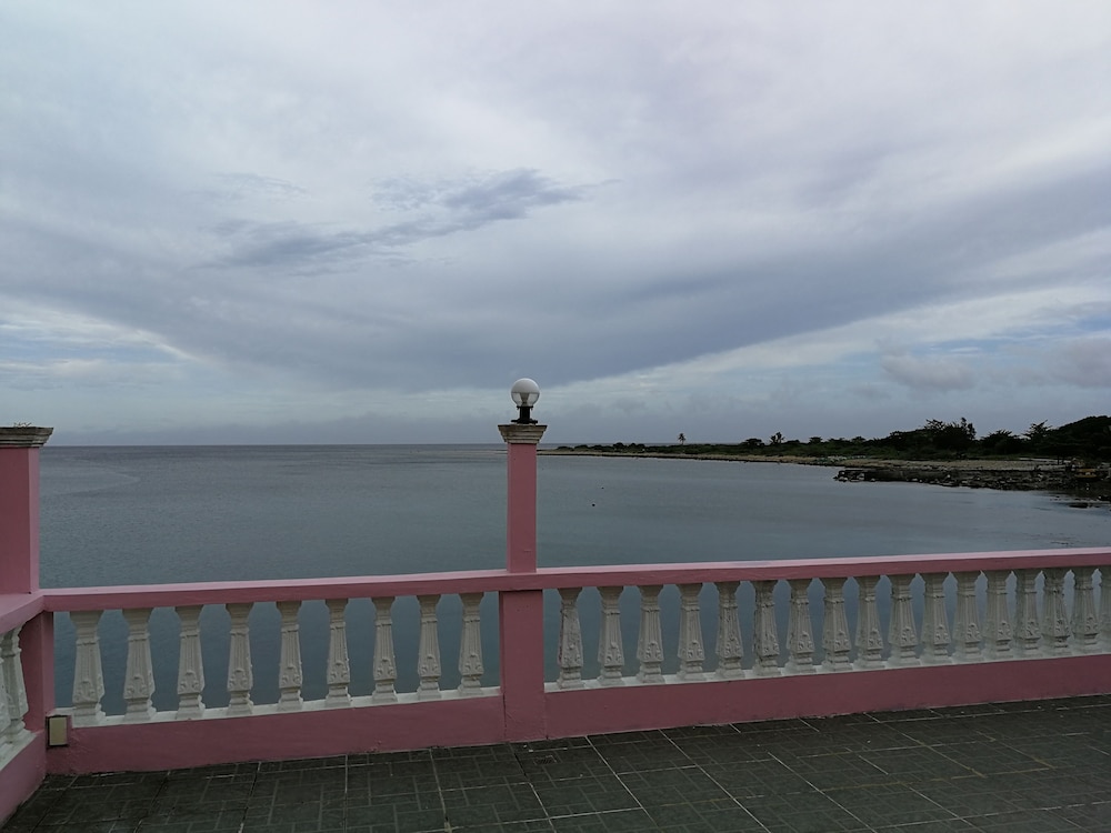 Beachview Pink Lodge