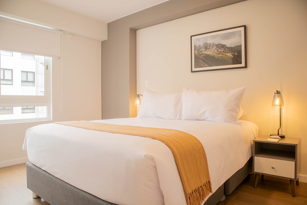 w Inviting 2BR w Balcony in Lively Miraflores