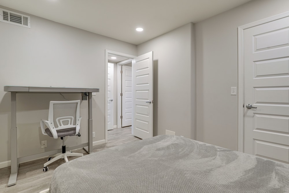 2 Mi to Old Town Scottsdale: Sleek Apartment