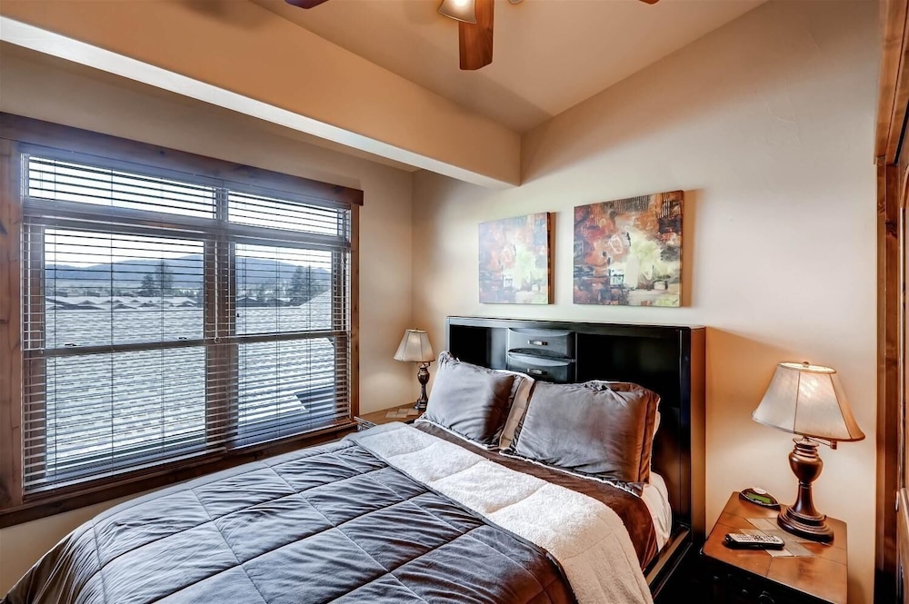 Boulevard Bend P2 3 Bedroom Condo by RedAwning
