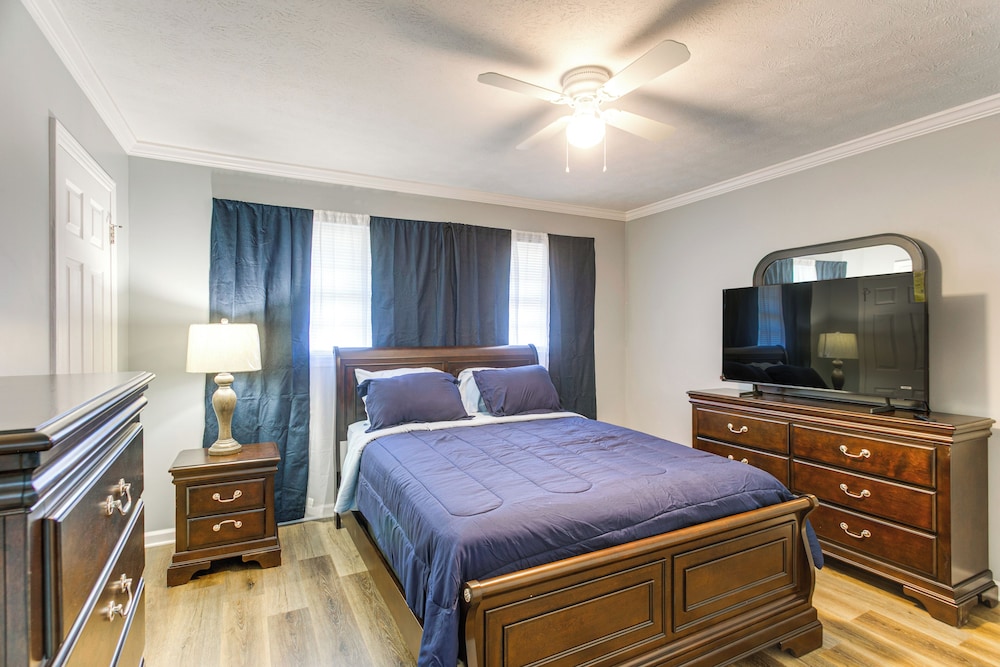 Near Shops & Eats: Home w/ Large Yard in Waycross!