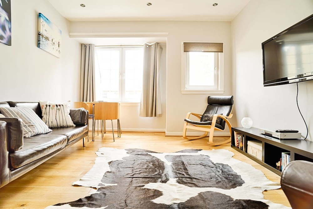 JOIVY Bright Royal Mile Apartment view 3