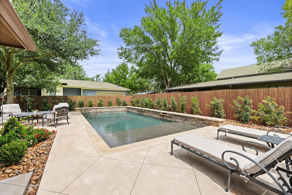 Large South Austin Home with a Pool - Image 2