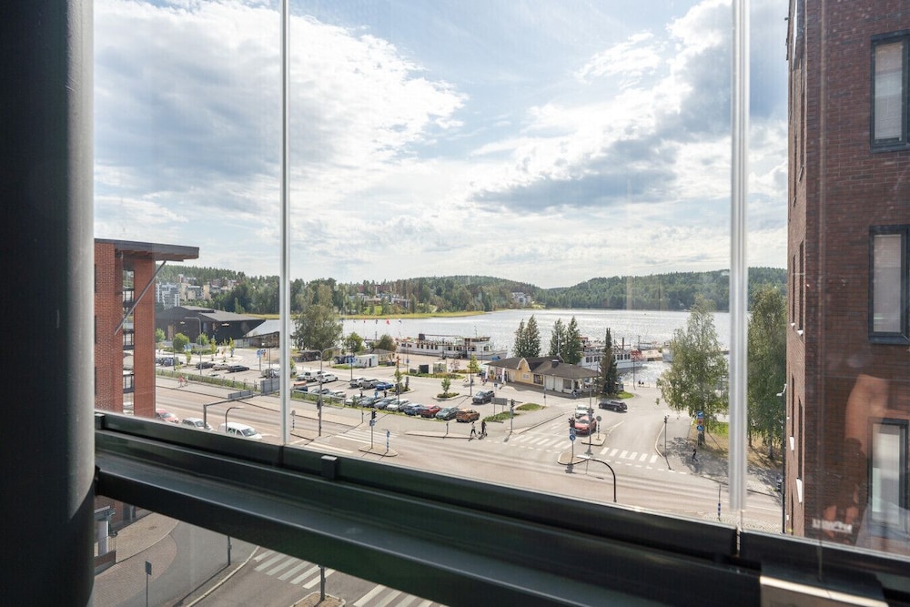 Spacious 2BR Apt - Lake View & Sauna