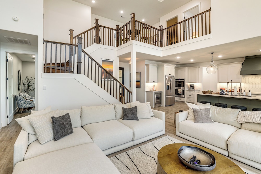 Hot Tub, Fire Pit! High-end Cedar Creek Lake Haven