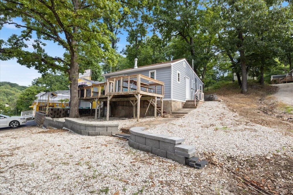 Lakefront Home in a Quiet Cove, Private Dock, Outdoor Dining & Fishing