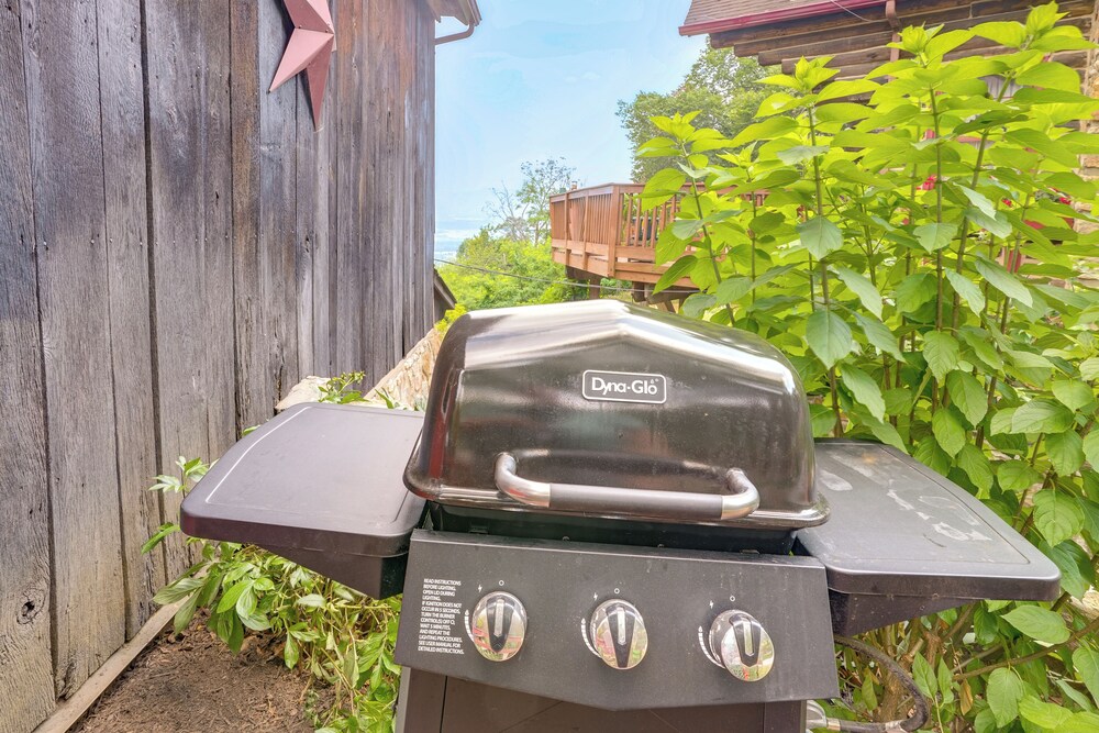 Cozy Luray Cabin w/ Views: Near Hiking Trails!