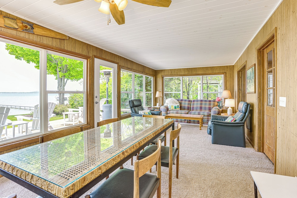 Autumn Escape on Glen Lake: Waterfront Cottage!