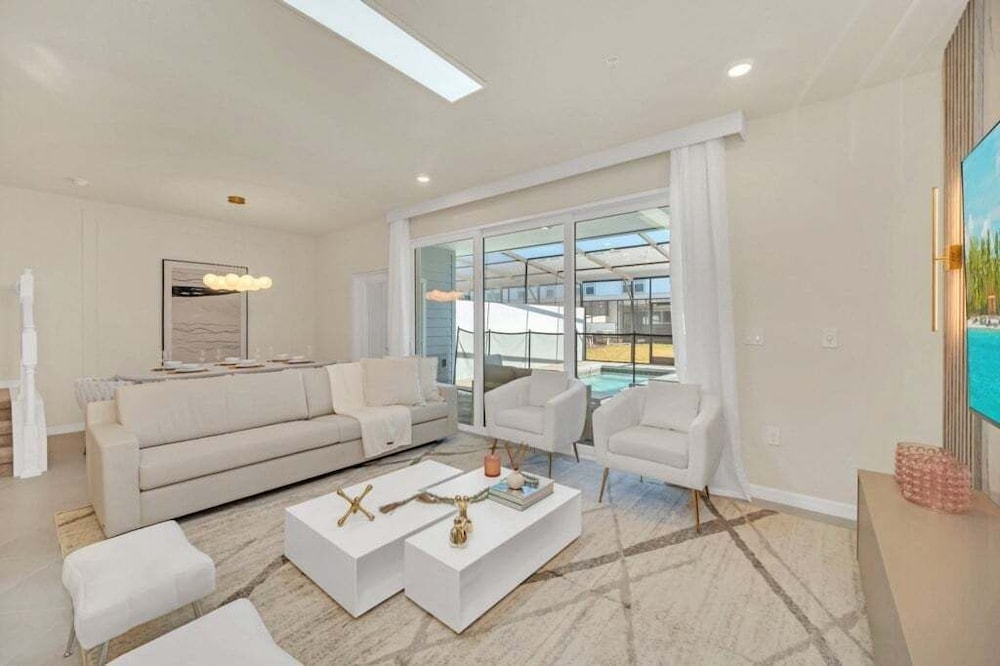 Luxury Home With Splash Pool 5 Bed Townhome! 5 Bedroom Townhouse