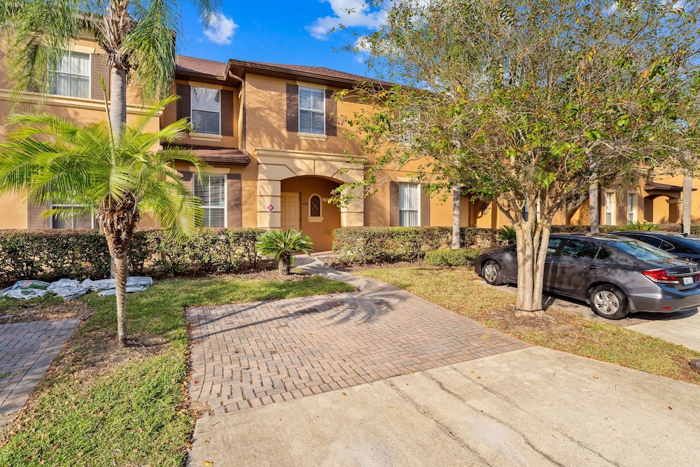 Modern Elegance of Regal Palms - Image 1