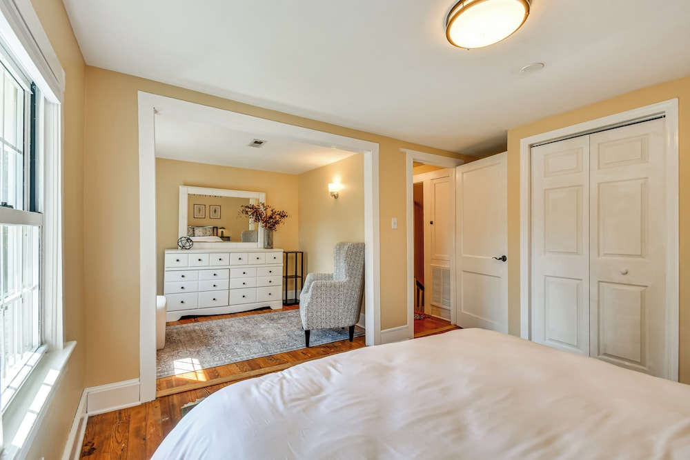 Mtn Views, Deck, Porches & Patio: Asheville Escape