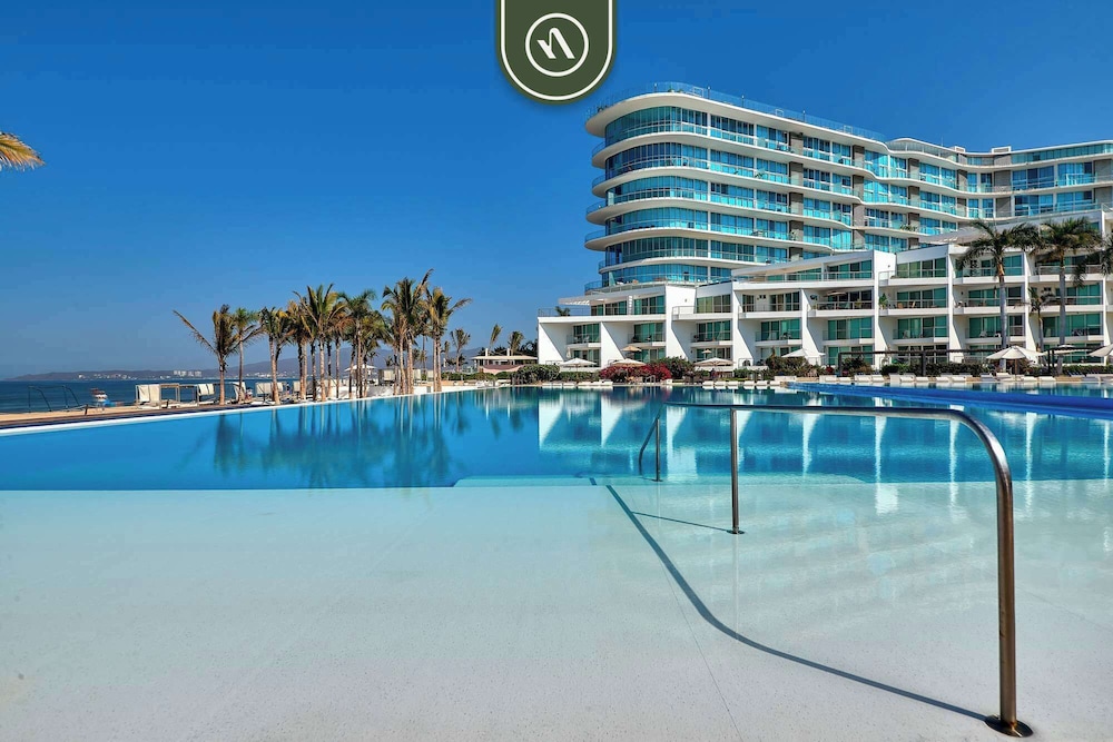 Beachfront 3BR Condo - Pool - Beach Club